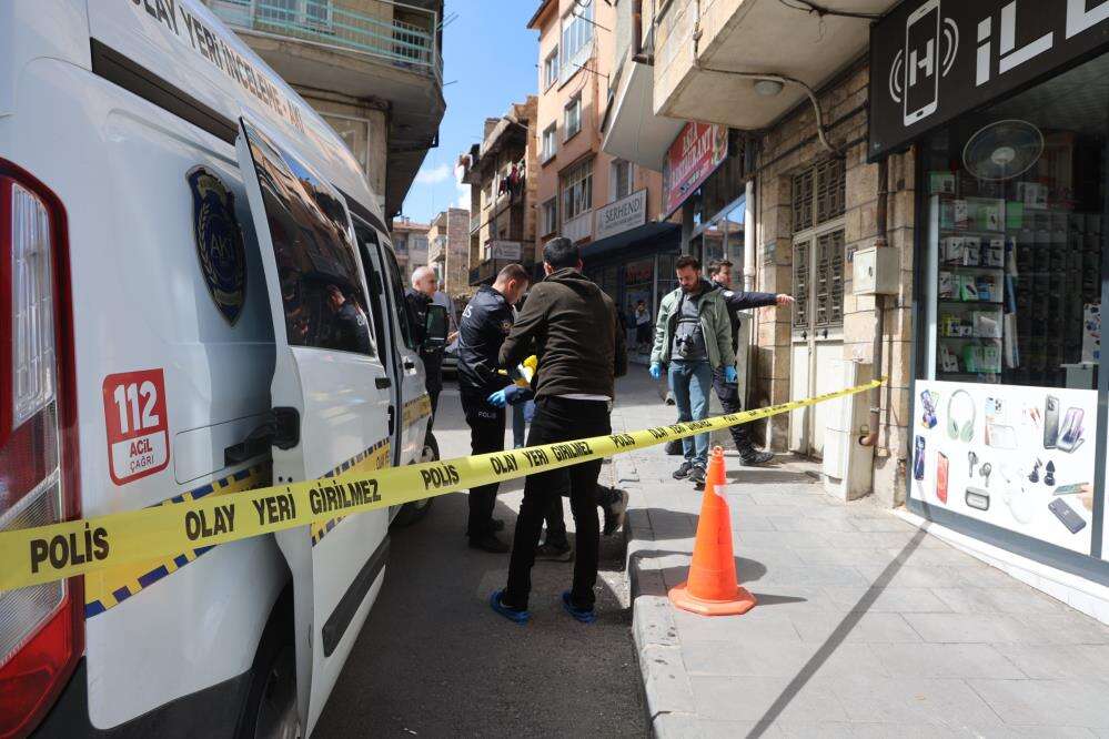 Silahlı saldırıya çakmakla karşılık verdiler! İlginç anlar kamerada 1